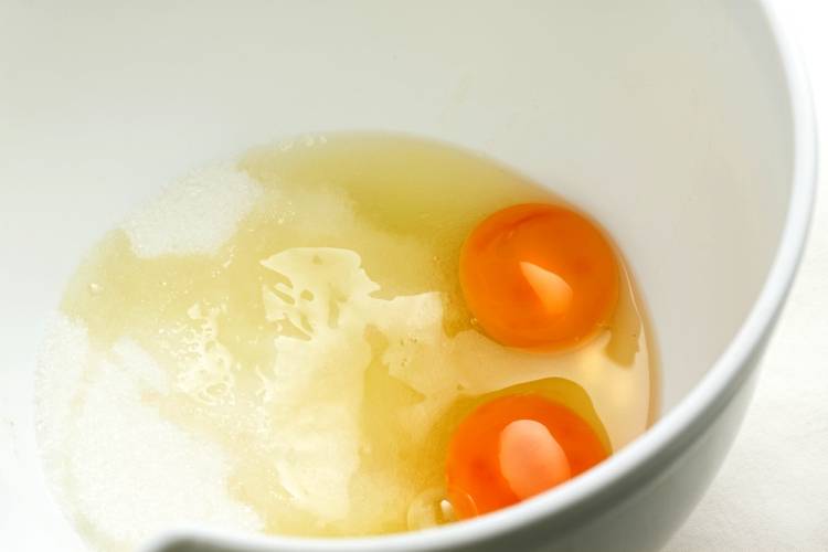 Из 6 яиц нам понадобятся только желтки. Разотрите их с сахаром, добавьте кардамон, ваниль и слегка растопленное сливочное масло. Введите эту смесь в опару.