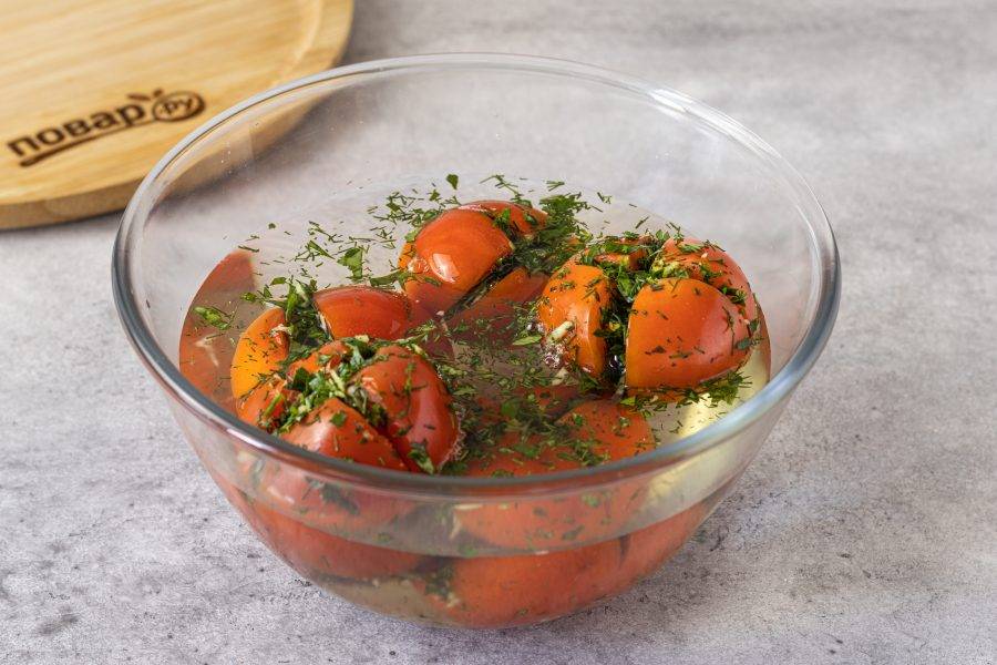 Переложите помидоры в глубокую миску или кастрюлю. Влейте рассол. Поставьте сверху тарелку и груз. Оставьте на 1 день при комнатной температуре, затем уберите в холодильник на пару часов.