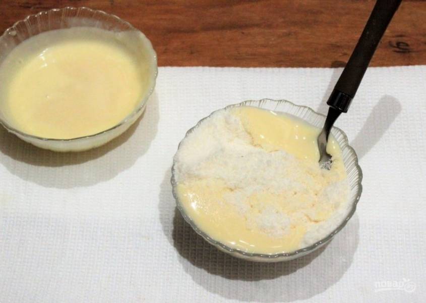 2. Выложите в миску заготовленную кокосовую стружку, добавьте сгущенное молоко. Теперь хорошо размешайте до однородной консистенции.