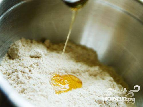2. Выложить тесто в большую миску. Добавить сливки, слегка взбитое яйцо, мед и ванильный экстракт. Вымесить тесто в миске. 