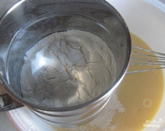 3.	Доведите до кипения воду в чайнике. В стакан насыпьте соду, погасите ее с помощью кипятка. В емкость с яйцами добавьте соду. Всыпьте просеянную муку. С помощью венчика взбейте тесто.