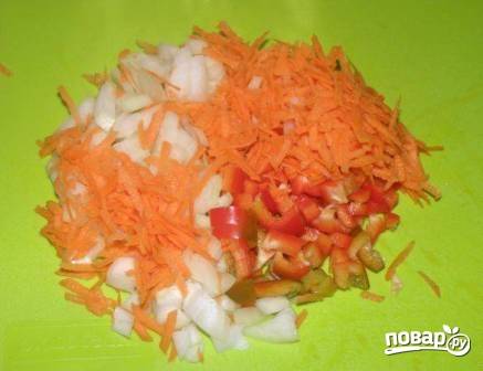 Почистим морковь, из перца удалим семена. Морковь натрем на терке, оставшийся лук и перец нарежем мелкими кубиками.