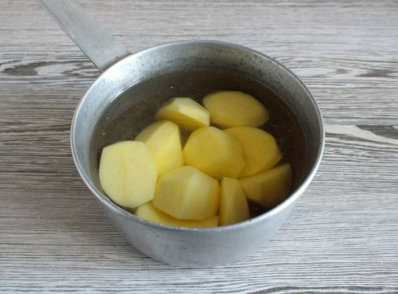 Для начинки поставьте вариться картофель.