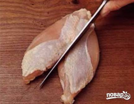 Разрежем куриные грудки на 4-5 частей каждую. Косточку и кожу можно удалить, а можно оставить, как есть.