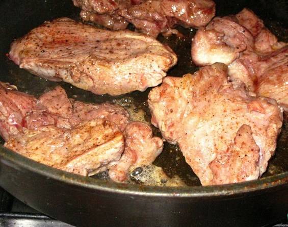 Мясо обжарьте до румяной корочки.