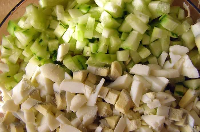Сваренные яйца и свежие огурцы нарезаем кубиками одинаковой величины. Шкурку со свежих огурцов советую снять.