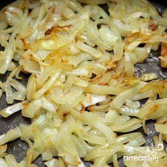 На сковороде раскалите 1-2 ст.л. растительного масла и обжарьте в ней, крупно нарезанный, лук до мягкости и золотистого цвета.