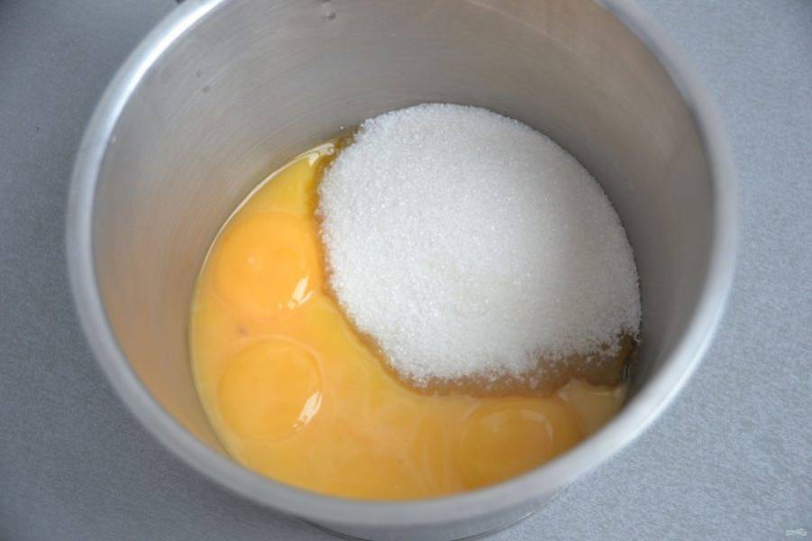Смешайте яичные желтки и сахар в сотейнике.