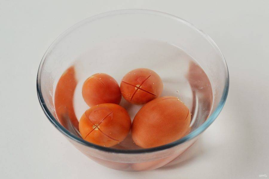 На помидорах сделайте  крестообразный надрез, залейте кипятком на 10 минут. Затем снимите кожицу и мелко порежьте. 