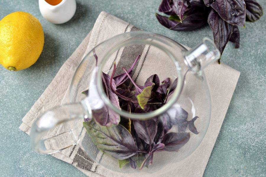 Снимите листья базилика со стеблей, стебли слишком насыщенного вкуса и аромата, они для приготовления чая не подходят. Переложите листья в чайник. 