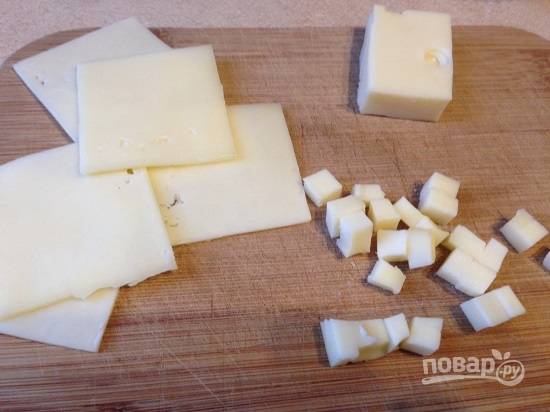 Сыр нарезаем тонкими пластинками. Мне нужно было использовать весь сыр, поэтому часть его я нарезала еще и кубиками.