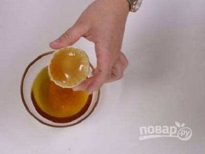 Смешайте растительное масло и мед до однородности.