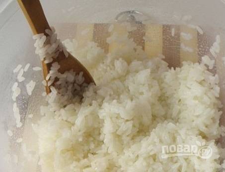 Перекладываем рис в миску, добавляем уксус, хорошо перемешиваем. Затем остужаем.