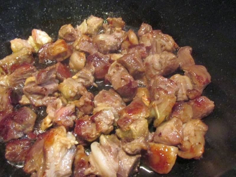 1. Мясо нарезаем кусочками и обжарим на растительном масле до появления корочки. Немного солим.