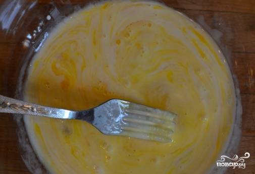 Выбиваем яйца в миску, добавляем сливки или молоко и взбиваем вилкой. До очень пышной пены взбивать не надо. По желанию можно добавить черный молотый перец.