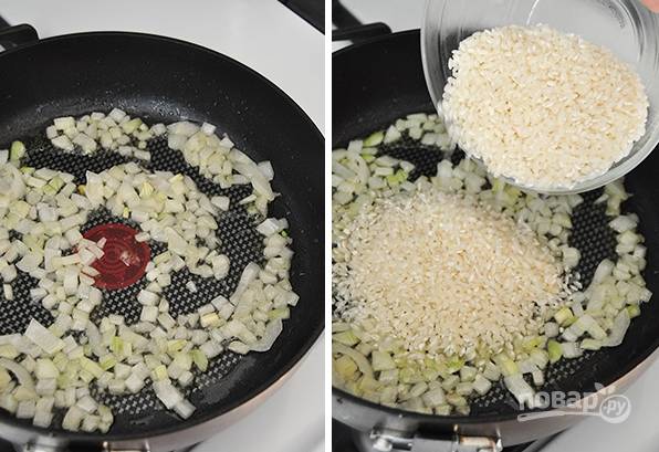 5. На сковороде разогрейте растительное масло и до прозрачности обжарьте нарезанный кубиками лук. Выложите рис, обжарьте его буквально минутку. 