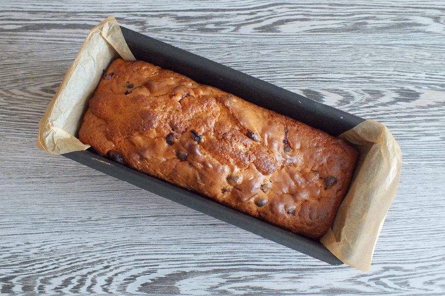 Через указанное время проверьте готовность кекса с помощью деревянной шпажки. Если она сухая, значит кекс готов. 