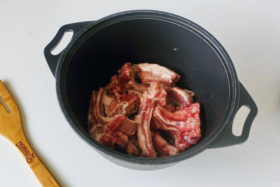 В казан или любую посуду с толстым дном налейте масло, перекалите его, и выложите мясо. Обжарьте мясо, периодически помешивая, до румяной корочки.