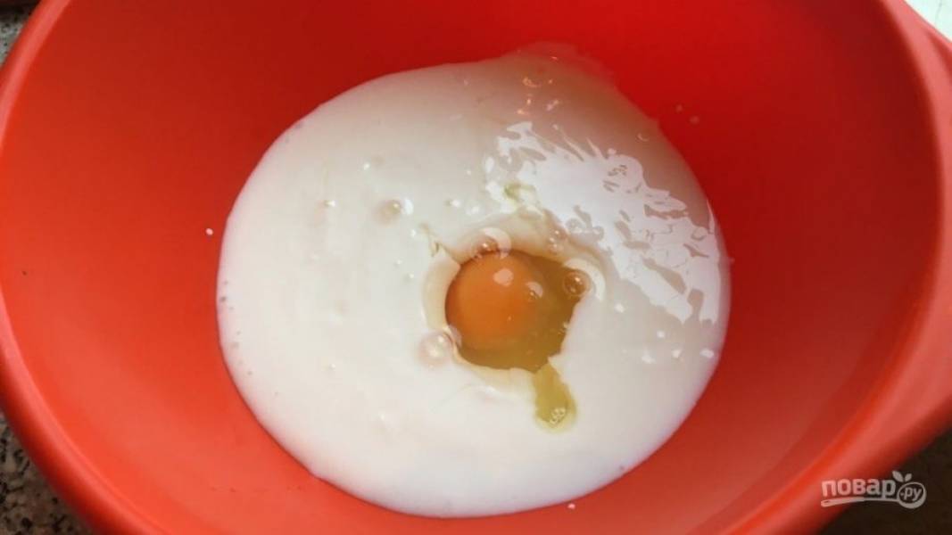 2.	Яйцо заранее достаньте из холодильника, вбейте его в миску к кефиру.