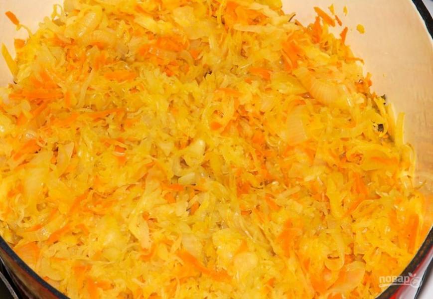 Отожмите квашенную капусту от лишней жидкости и отправьте к луку с морковью. Обжаривайте овощи в течение 10 минут.