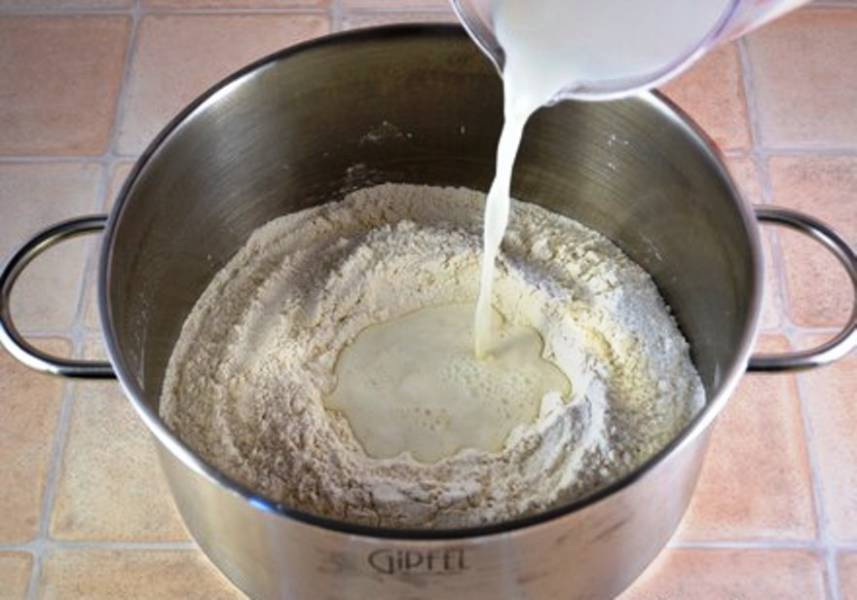Замесите тесто. Для этого смешайте муку с дрожжами, добавьте теплое молоко с сахаром и солью, и заместите тесто. Добавьте растительное масло, перемешайте еще раз и оставьте подниматься в течение часа. 