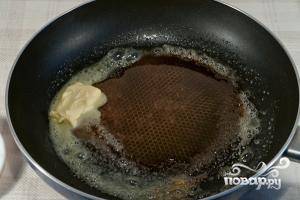 После того как сахар закарамелизируется, на сковородку добавить сливочное масло.