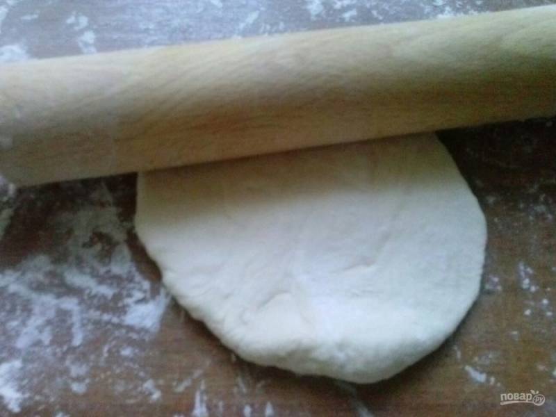 3. Затем нарезаем тесто на части и раскатываем каждую часть в длину сантиметров 20, а в ширину сантиметров 8. Тесто должно быть тонким.