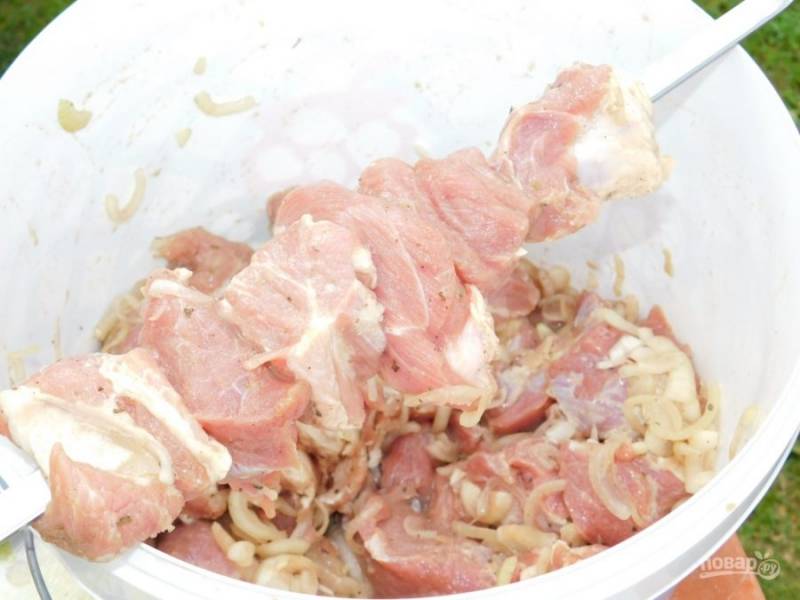 Мясо нанизывайте на шампура и готовьте на горячих углях, поворачивая со всех сторон.