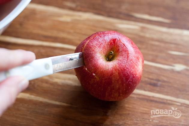 1. Подготовьте яблоки. Промойте их и удалите сердцевину с косточками.