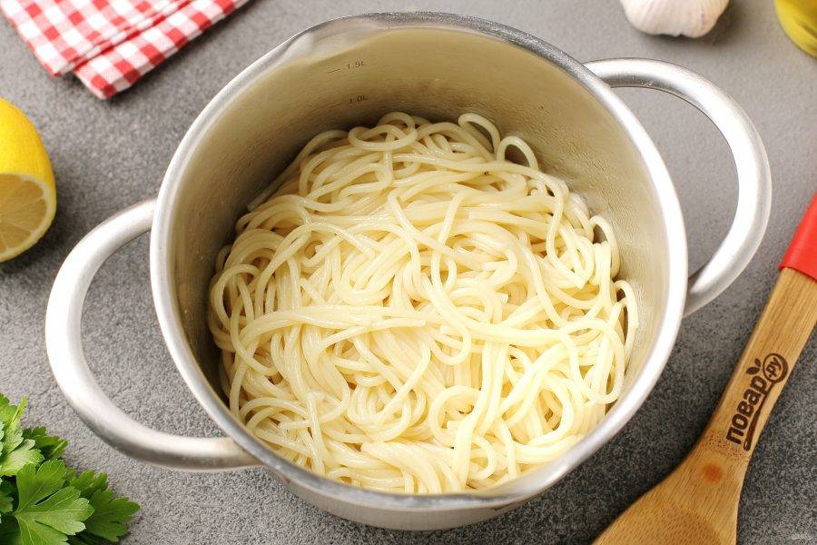 Параллельно в подсоленной воде отварите спагетти согласно инструкции на упаковке.