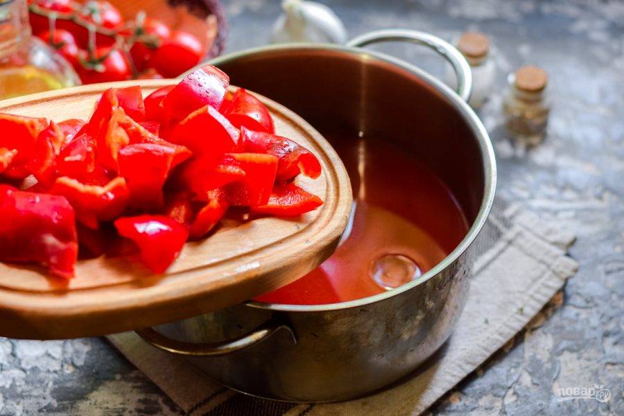Переложите перец в томатный соус.