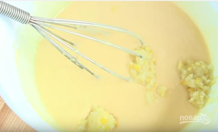 4. Лимон разрежьте на 4 части и перекрутите на мясорубке или измельчите в пюре блендером. Добавьте лимон в тесто. 