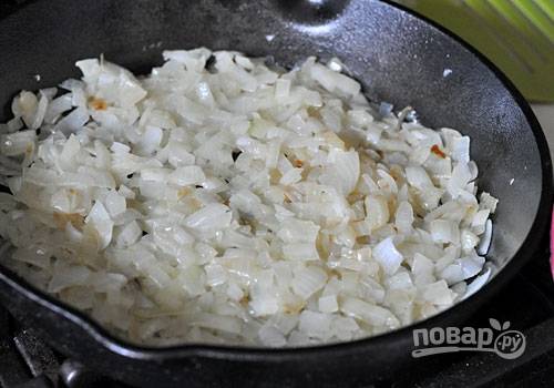 1. Нагрейте 2 ст. ложки оливкового масла на сковороде. Добавьте измельченный лук, приправленный солью. Тушите его в течение 20 минут до мягкости и золотистости.