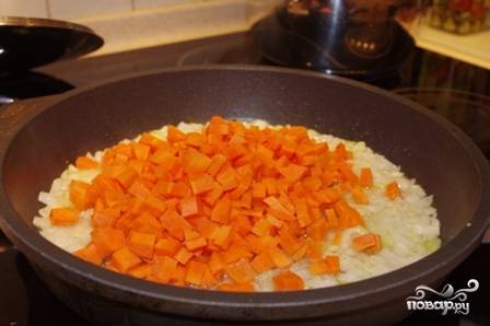 Чистим лук и морковь. Нарезаем и то, и другое небольшими кубиками. Обжариваем на сковороде с ложкой растительного масла.
