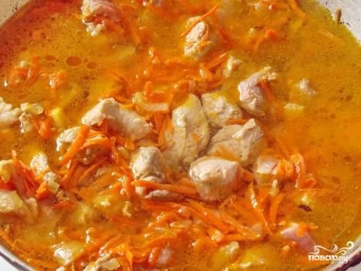 3. Солим по вкусу, заливаем водой или овощным бульоном. Тушим около 20 минут на слабом огне.
