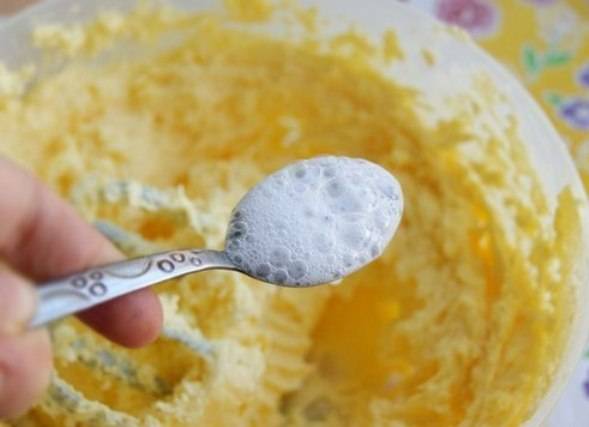 Сливочное масло взбейте с сахаром, солью и ванильным сахаром. Добавьте целое яйцо и желток, а также соду на кончике ножа погашенную уксусом.  Перемешайте.