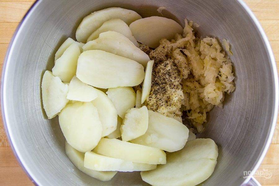2.	Слейте воду с отварного картофеля, добавьте к нему промытую и измельченную квашеную капусту, оливковое масло (1 столовую ложку), соль и черный молотый перец по вкусу. 