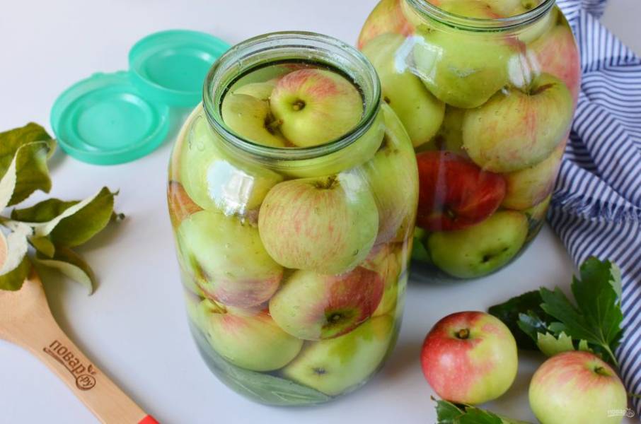 Залейте маринадом яблоки, чтобы они полностью были покрыты.