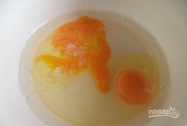 В другой посуде взбейте яйца.