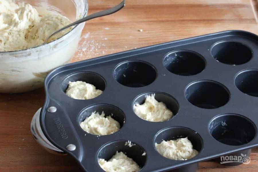 6.	Выложите тесто в смазанные маслом формочки для выпечки кексов, заполнив их не до самого края.