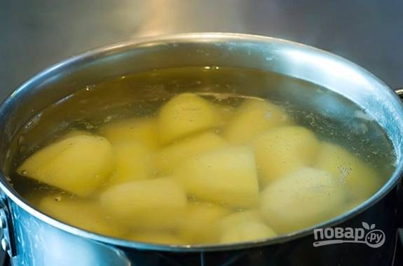 Вскипятите воду и отправьте картошку вариться до мягкости.