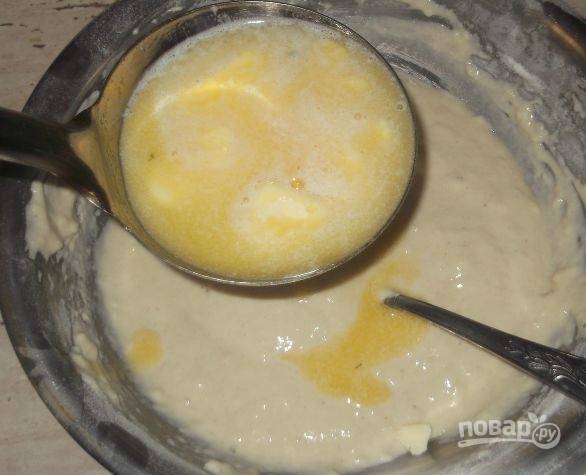 4. В тесто вливаем взбитый желток с молоком и перемешиваем.