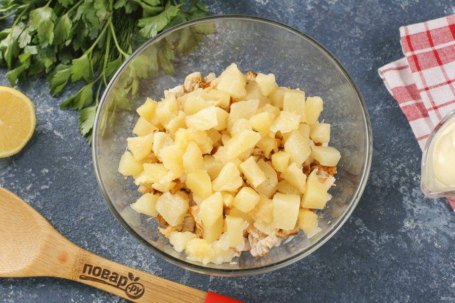 Добавьте нарезанные небольшими кусочками ананасы.