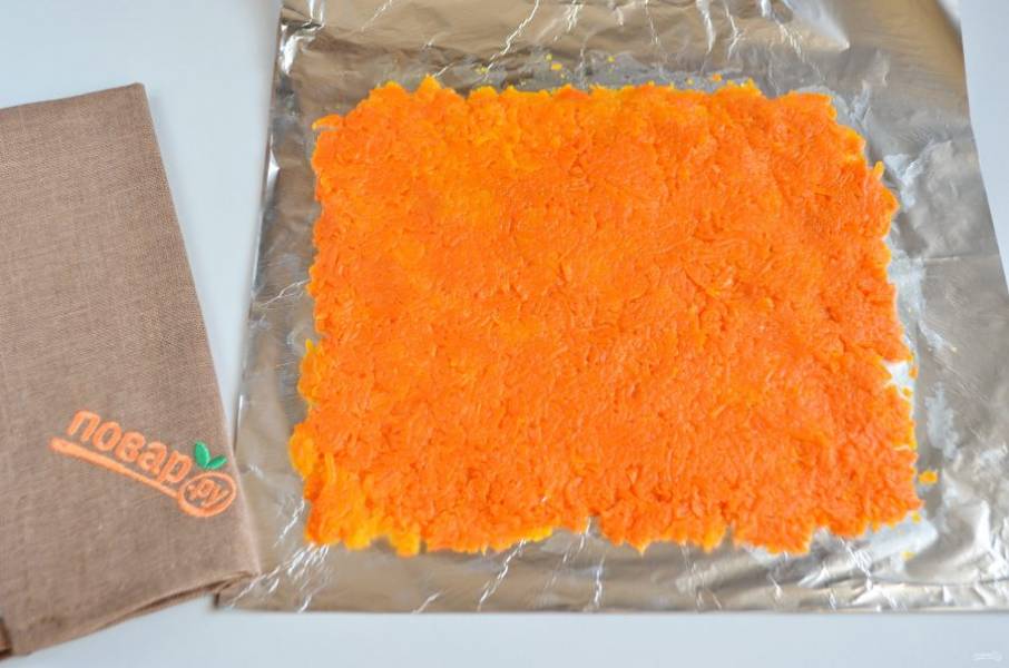 2. Очищенную морковь натрите на мелкой терке. На фольге разложите ровным слоем, смажьте майонезом, соль и перец по желанию.