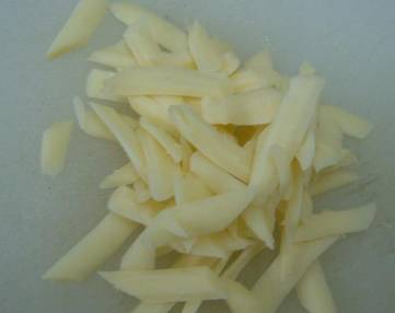 5. Сыр трем на терке или режем тоненькими пластинками.