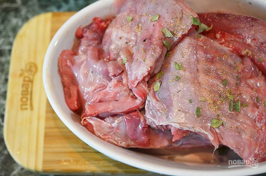 Переложите мясо в жаропрочную форму. 