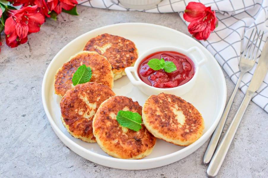 Дополните сырники вареньем и подавайте к столу.