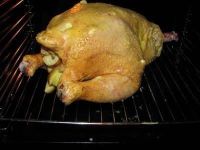 3. Зашиваем курицу, чтобы начинка осталась внутри во время запекания и отправляем в духовку. Также можно воспользоваться обычными зубочистками. Духовку разогреваем до 200 градусов, а после отправки курицы убавляем до 180. Запекаем около 45 минут (в зависимости от производительности духовки) и даем немного остыть.