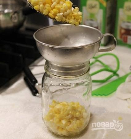 Разложите кукурузу по стерилизованным банкам, залейте кипятком и добавьте соль. На пол-литровую банку примерно 1/2 ч.ложки соли.