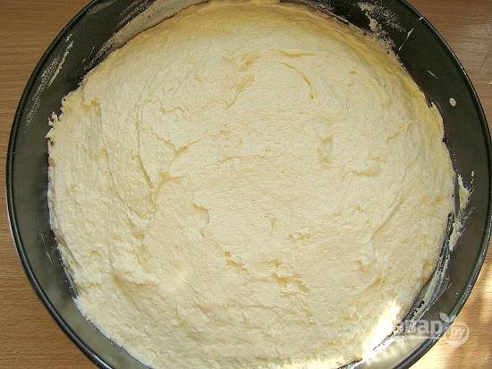 Выпекать будем в круглой форме диаметром около 26 см., смазываем ее маслом и посыпаем сухарями или мукой. Перекладываем в форму тесто. И выпекаем в разогретой до 180 градусов духовке 40 минут.